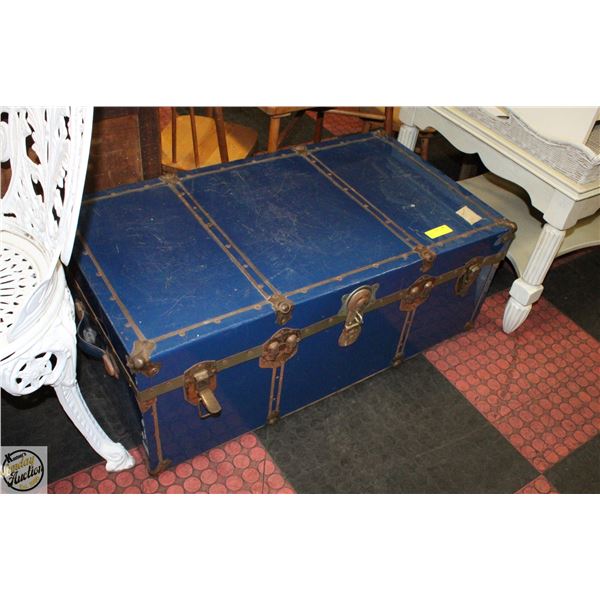 ANTIQUE STEAMER TRUNK 36" X 20" X 14"