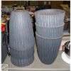 Image 1 : 5 PLASTIC PLANT POTS