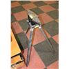 Image 1 : ANVIL WITH 3 LEGGED STAND