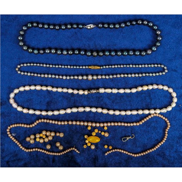 Pearl Necklaces [137303]