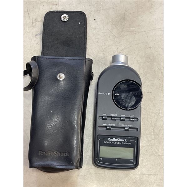 RADIO SHACK SOUND LEVEL METER MODEL 33-2055 IN CARRY CASE