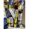 Image 2 : BUCKET OF WINDERSHEILD WIPERS AND 3 TENNIS RACKETS