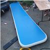 Image 1 : APPROXIMATELY 15 FT INFLATABLE GYMNASTICS TUMBLING MAT