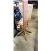 Image 2 : WOODEN COAT RACK AND HANGING LIGHT