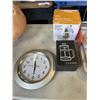 Image 2 : NEW DISH RACK WITH COFFEE PRESS, CLOCK, SPIRALIZER AND TWO CERAMIC WATER JUGS