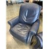 Image 2 : FLEXSTEEL LEATHER LOVESEAT AND CHAIR WITH BRASS NAILHEAD ACCENTS