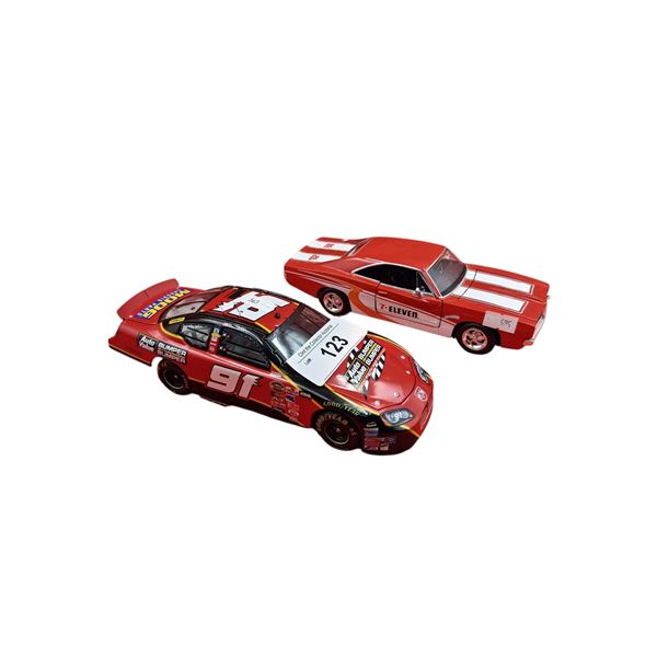 2 die cast cars 1:24 scale