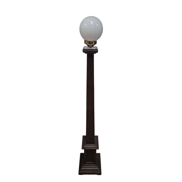 Nice lamp post style lamp, 57" tall, works