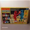 Image 2 : Mattel Rock 'Em Sock 'Em Robots Board Game - Red Rocker, Blue Bomber, Arena