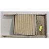 Image 1 : ANTIQUE WOOD WASHBOARD-ESTATE