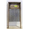 Image 1 : ANTIQUE WOOD & METAL WASHBOARD-ESTATE