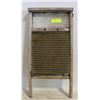 Image 1 : ANTIQUE WOOD & METAL WASHBOARD-ESTATE
