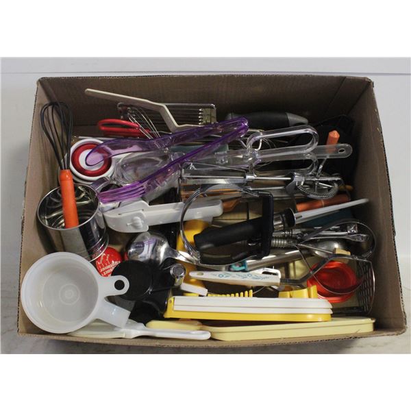 VINTAGE KITCHEN ITEMS INCLUDING TUPPERWARE