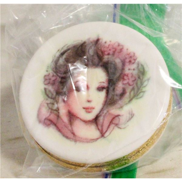 VINTAGE AVON 1960’S CAMEO COMPACT WITH