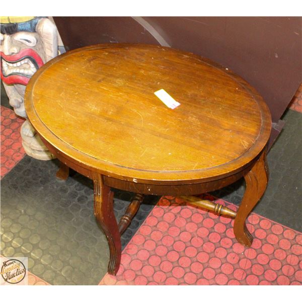 VINTAGE COFFEE TABLE H-17" W-18" L-24"