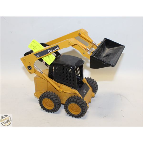 ERTL JOHN DEERE 320 METAL LOADER