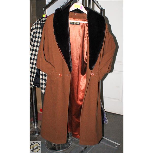 LADIES HOLT RENFREW 100% WOOL SIZE 7/8 WITH