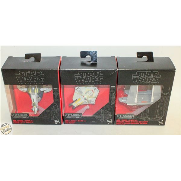 LOT OF STAR WARS FIGURINES IN BOX