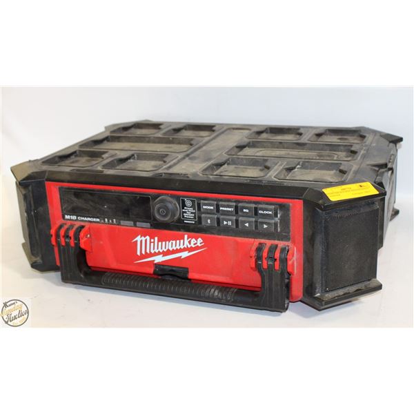 RADIO MILWAUKEE M18 PACKOUT CHARGER
