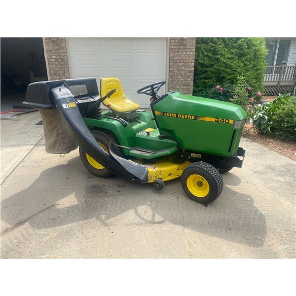 JD 240 Riding Lawn tractor 42 in Fc420v gas motor,6 speed C/w rear bagger, running order