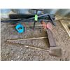 Image 6 : Shovels, Rakes, Metal Stand
