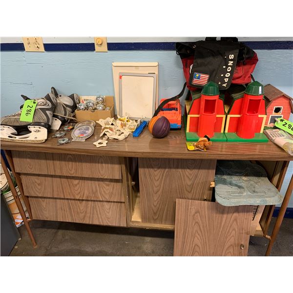 9.5 Skates, Windchimes, Plastic Barn Sets & Brown Counter
