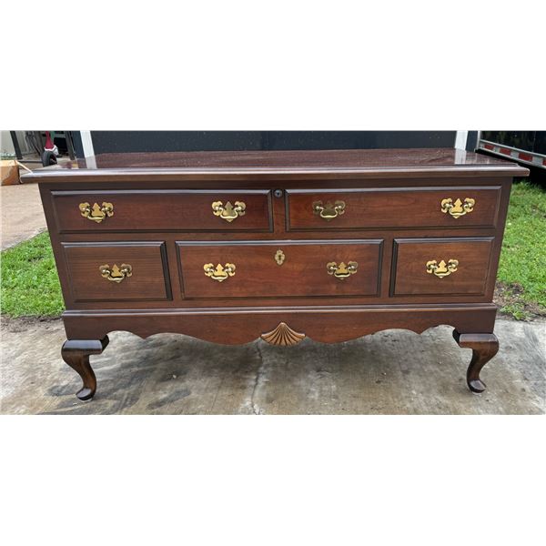 LANE CEDAR CHEST - ELEGANT, CHERRY FINISH WITH QUEEN ANN STYLE LEGS.