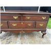 Image 4 : LANE CEDAR CHEST - ELEGANT, CHERRY FINISH WITH QUEEN ANN STYLE LEGS.