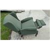 Image 9 : QUEEN ANNE STYLE RECLINER