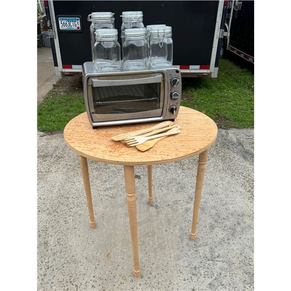 TOASTER OVEN - WORKS; AND MISCELLANEOUS KITCHEN ITEMS