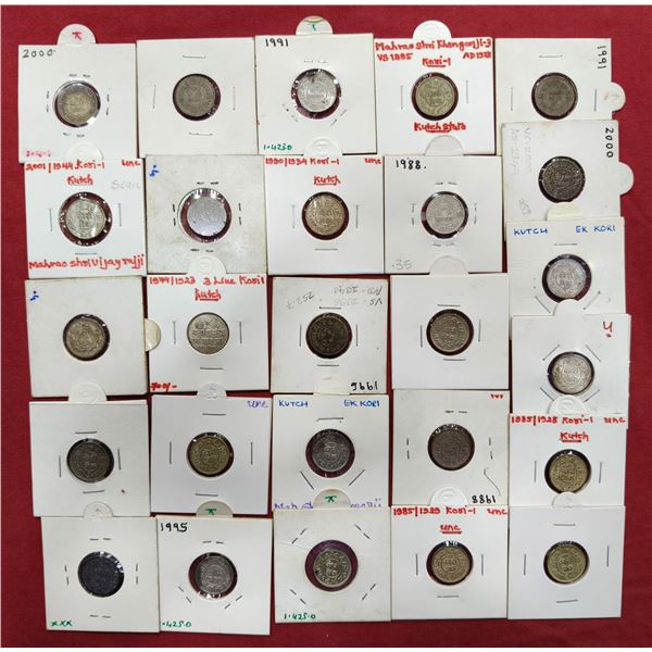 Large Lots: A group of 26 Kutch state silver kori, includes 21x Khengarji III and 5x Vijayrajji, var