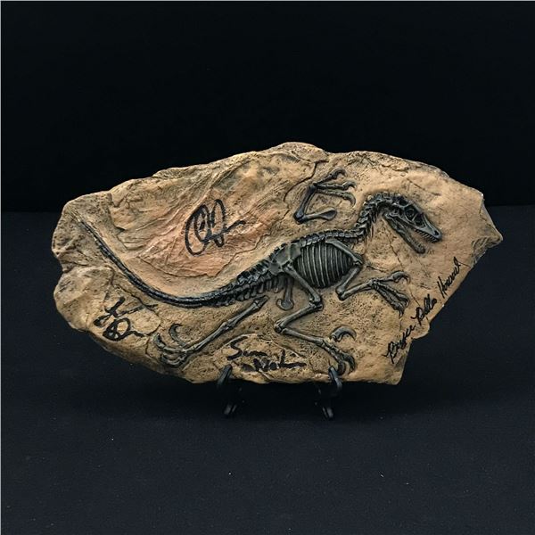 CHRIS PRATT, BRYCE DALLAS HOWARD, SAM NEIL, LAURA DERN SIGNED JRASSIC PARK FOSSIL (KB COA)