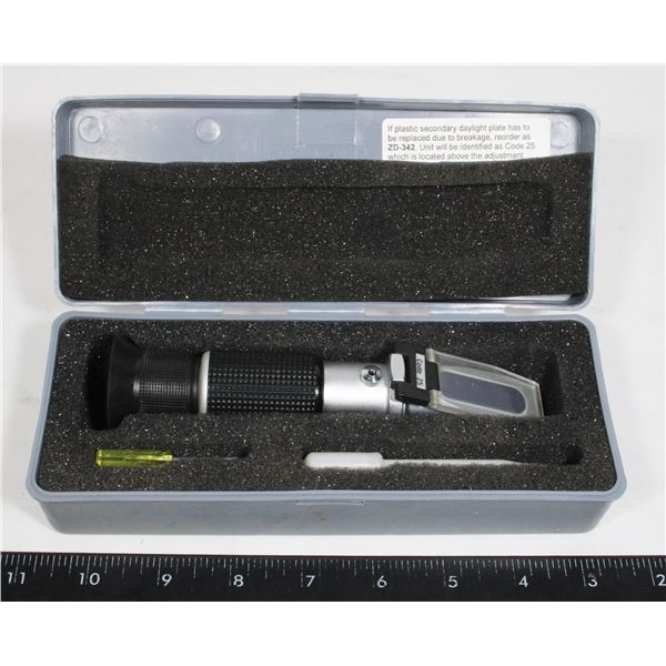 PORTABLE REFRACTOMETER IN CASE