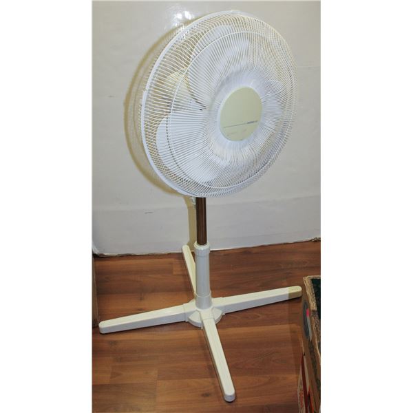 HOLMES AIR THREE SPEED FLOOR FAN