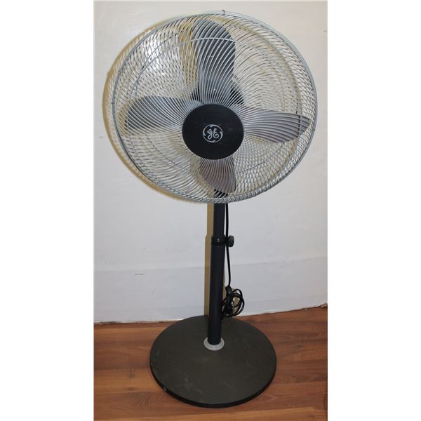 GE 3 SPEED FLOOR FAN. METAL BLADES