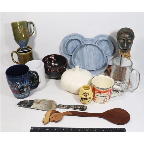 KITCHEN/MIXED LOT: TUPPERWARE GARLIC HOLDER,