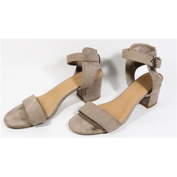 SIZE 40 LE CHATEAU WOMENS SHOES