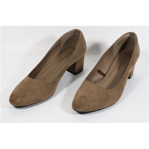 SIZE 9 WOMENS TIME AND TRU SHOES