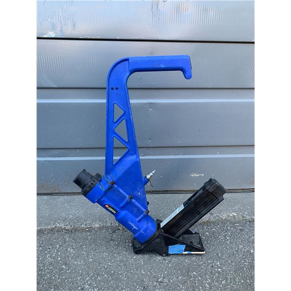 Campbell Hausfeld 2-in-1 Pneumatic Flooring Nailer/Stapler - Model #: CHN50399AV - Untested