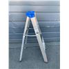 Image 4 : Aluminum Step Ladder - 4ft Tall - 2 Steps