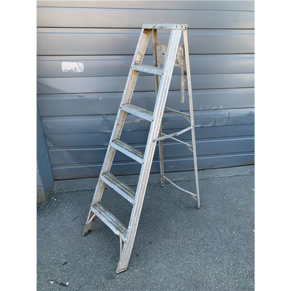Aluminum Ladder  - 6ft Tall - 5 Steps - Dent on 1 Leg