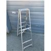 Image 4 : Aluminum Ladder - 6ft Tall - 5 steps
