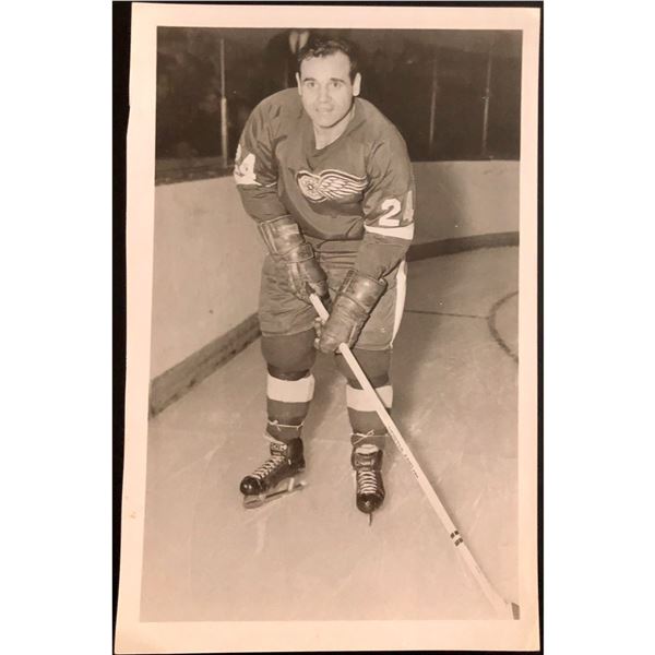 1966 DETROIT RED WINGS 8"x10" PUBLICITY PHOTO - LEO BOIVIN