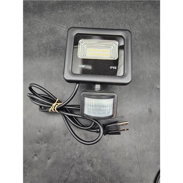 10W IP66 Outdoor LED Floodlight With Motion Sensor and Adjustable Settings
