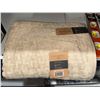Image 2 : 4 Textured Bath Towels and 4 Hand Towels in Beige