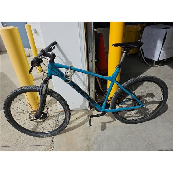 Trek Marlin 5 Mountain Bike with Shimano Drivetrain and Hydraulic Disc Brakes
