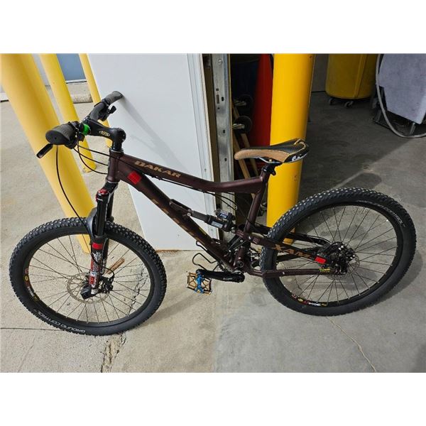 Jamis Dakar Full Suspension Cross Country Bike with Shimano Drivetrain and Hydraulic Disc Brakes