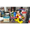 Image 2 : SHELF OF DISNEY COLLECTIBLES