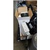 Image 2 : PALLET OF COMMERCIAL BATHROOM PRODUCTS
