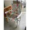 Image 3 : 2 FOLDING TV TRAYS AND FOLDING PATIO CHAIR